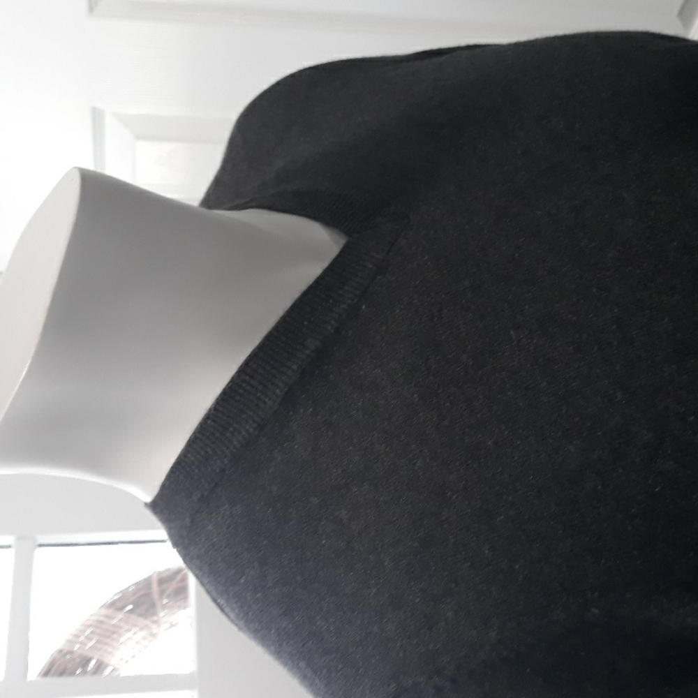 Wallin mens dark grey cotton and cashmere vneck sweater. Medium